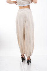 modella indossando Pantalone carrot gessato con pinces e fondo elasticizzato colore
