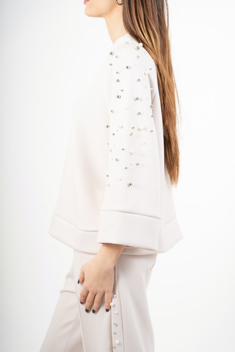 modella indossando Completo tuta con applicazioni gioiello e pantalone palazzo colore