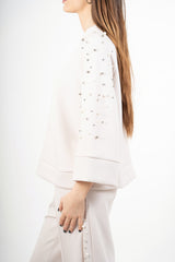 modella indossando Completo tuta con applicazioni gioiello e pantalone palazzo colore