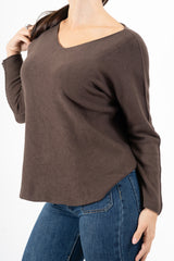 modella indossando Maglia over con scollo a V e orlo stondato in viscosa colore