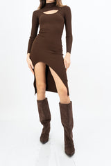 modella indossando Abito CutMood in misto viscosa con oblò colore