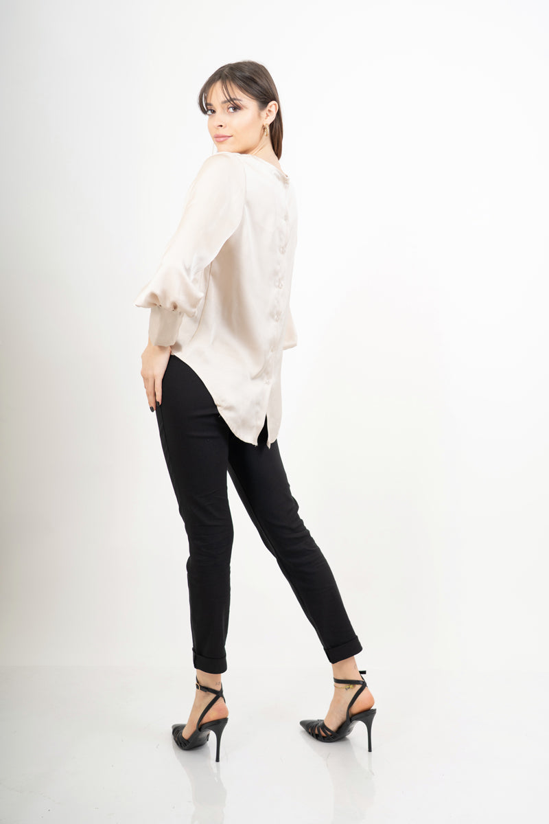 modella indossando Blusa over in raso cangiante con maniche palloncino colore