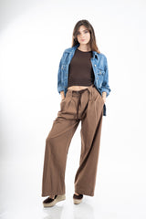modella indossando Camicia giacca denim morbida con tasche frontali colore
