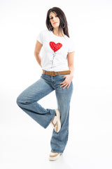 modella indossando T-shirt donna con cuore ricamato 3D e scritta “love you” colore