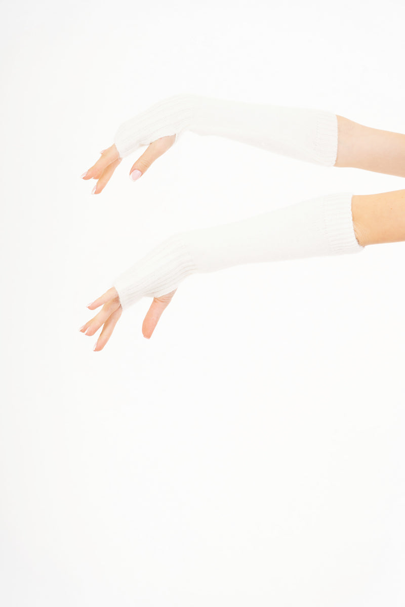 modella indossando Manicotti SoftWarm in misto lana e viscosa colore PANNA Unica