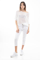 modella indossando Pantalone modello chinos in cotone elasticizzato colore bianco con bottoni gioiello a cuore colore