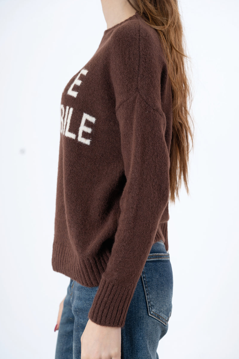 modella indossando Maglione girocollo con scritta “Bella e impossibile” in misto lana Made in Italy colore