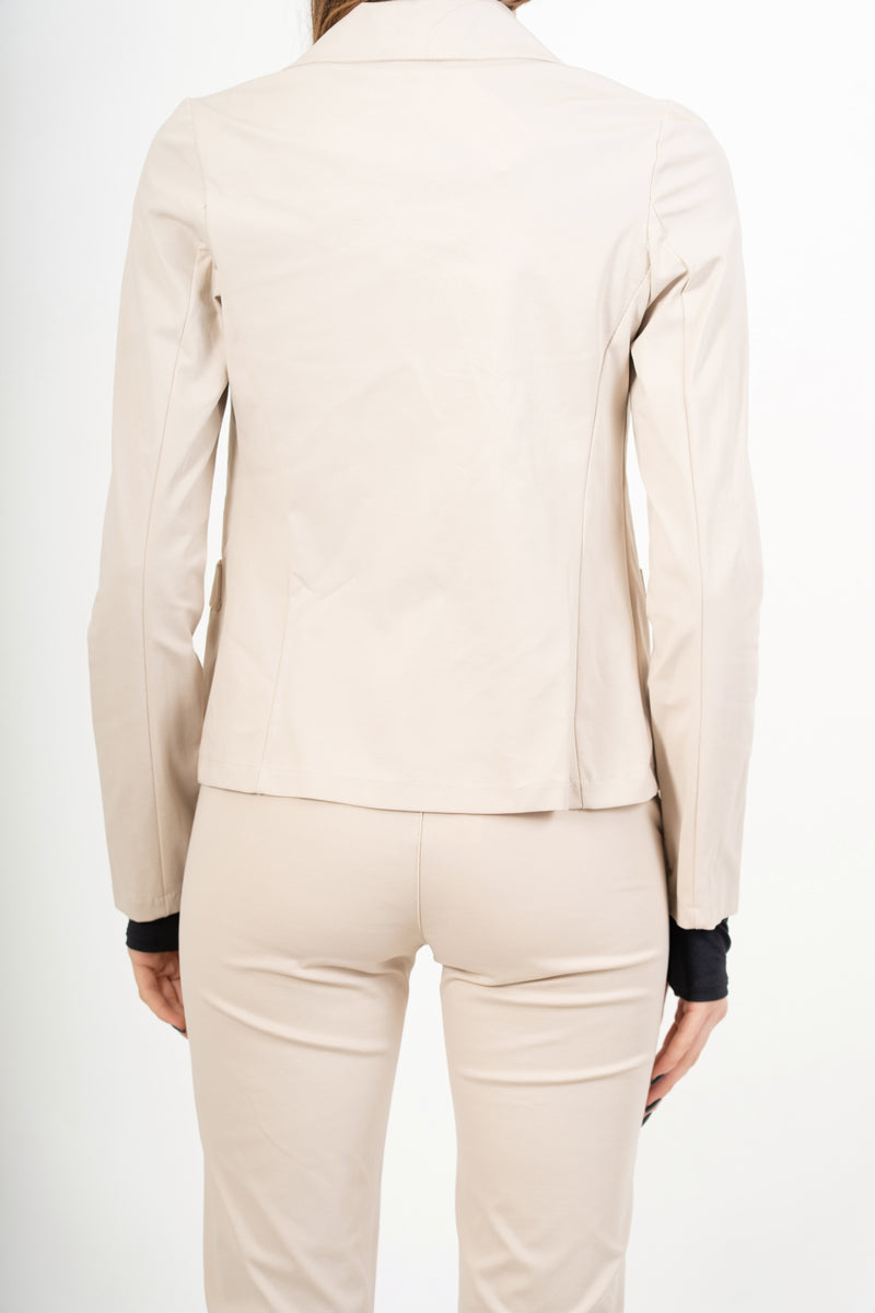 modella indossando Giacca beige elasticizzata due bottoni in misto cotone colore
