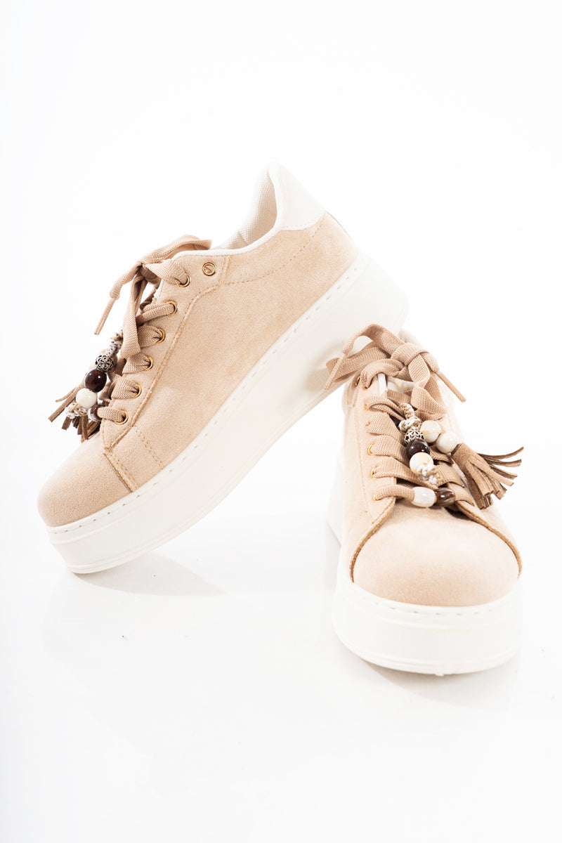 modella indossando Sneakers platform in suede beige con charm gioiello colore Fango