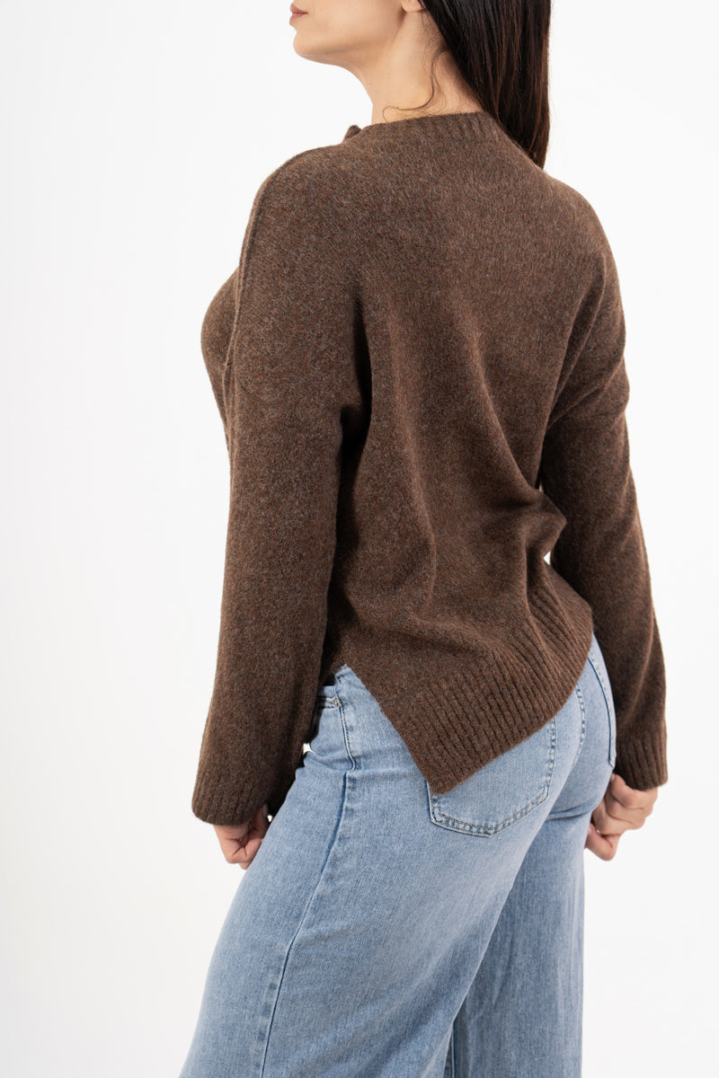 modella indossando Maglione over girocollo con fondo asimmetrico e spacchi laterali colore