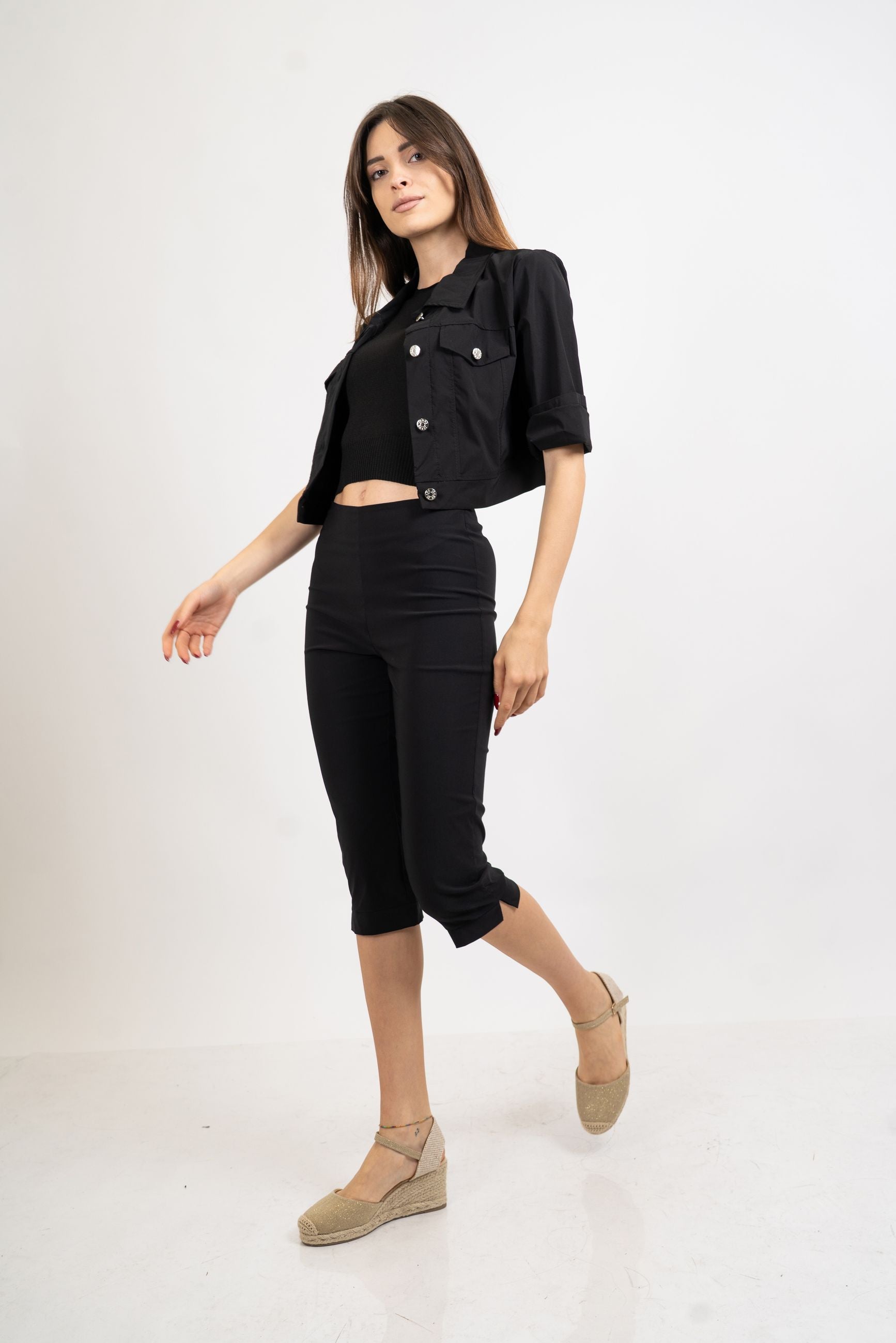 Pantalone Capri elasticizzato con spacchetto.