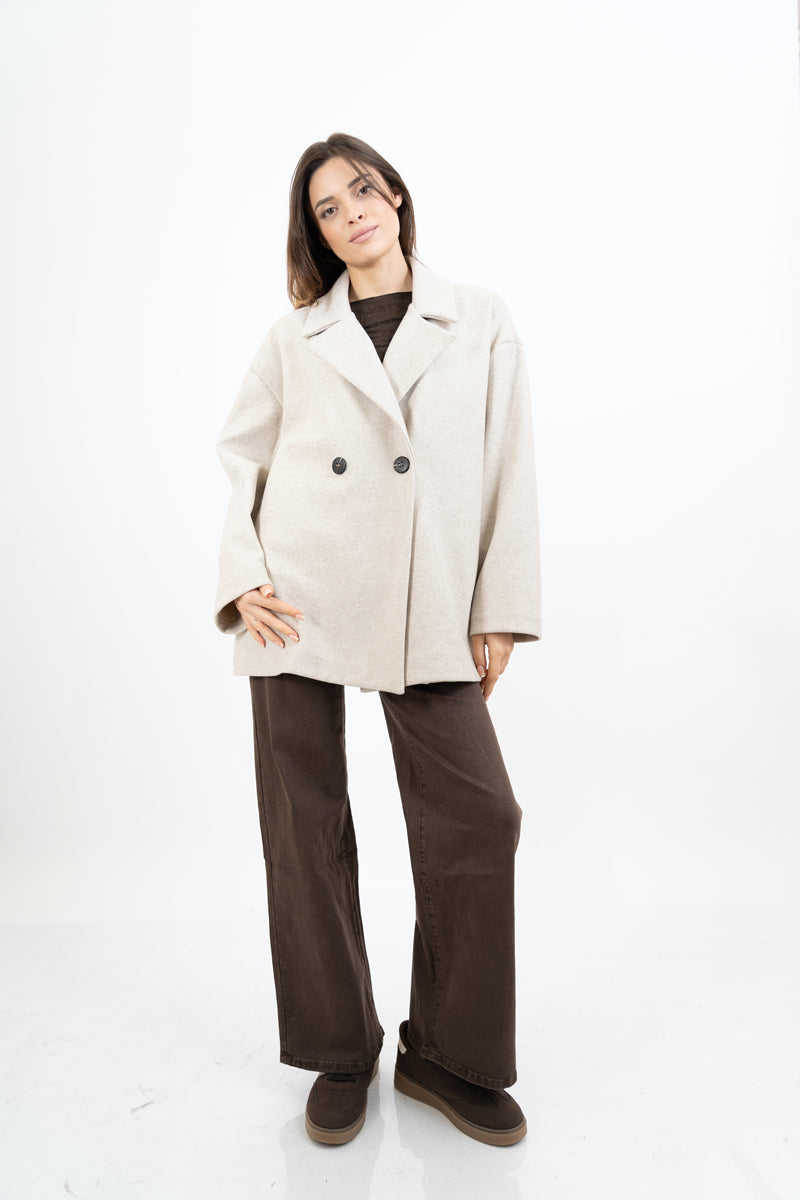 modella indossando Cappotto corto doppiopetto in panno morbido colore Beige Unica