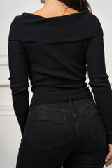 modella indossando Maglia Liora scollo Bardot colore