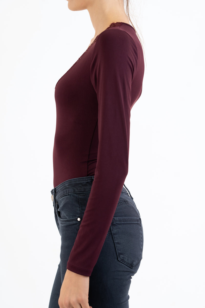 modella indossando Body LaceDream con pizzo e scollo a V colore