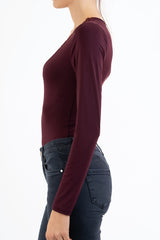 modella indossando Body LaceDream con pizzo e scollo a V colore