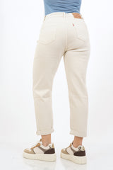 modella indossando Jeans dritto color crema elasticizzato colore