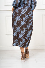 modella indossando Gonna Midi Portafoglio Fantasia Palme Stilizzate Made in Italy colore