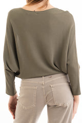 modella indossando Maglia pipistrello in filato leggero a costina orizzontale colore