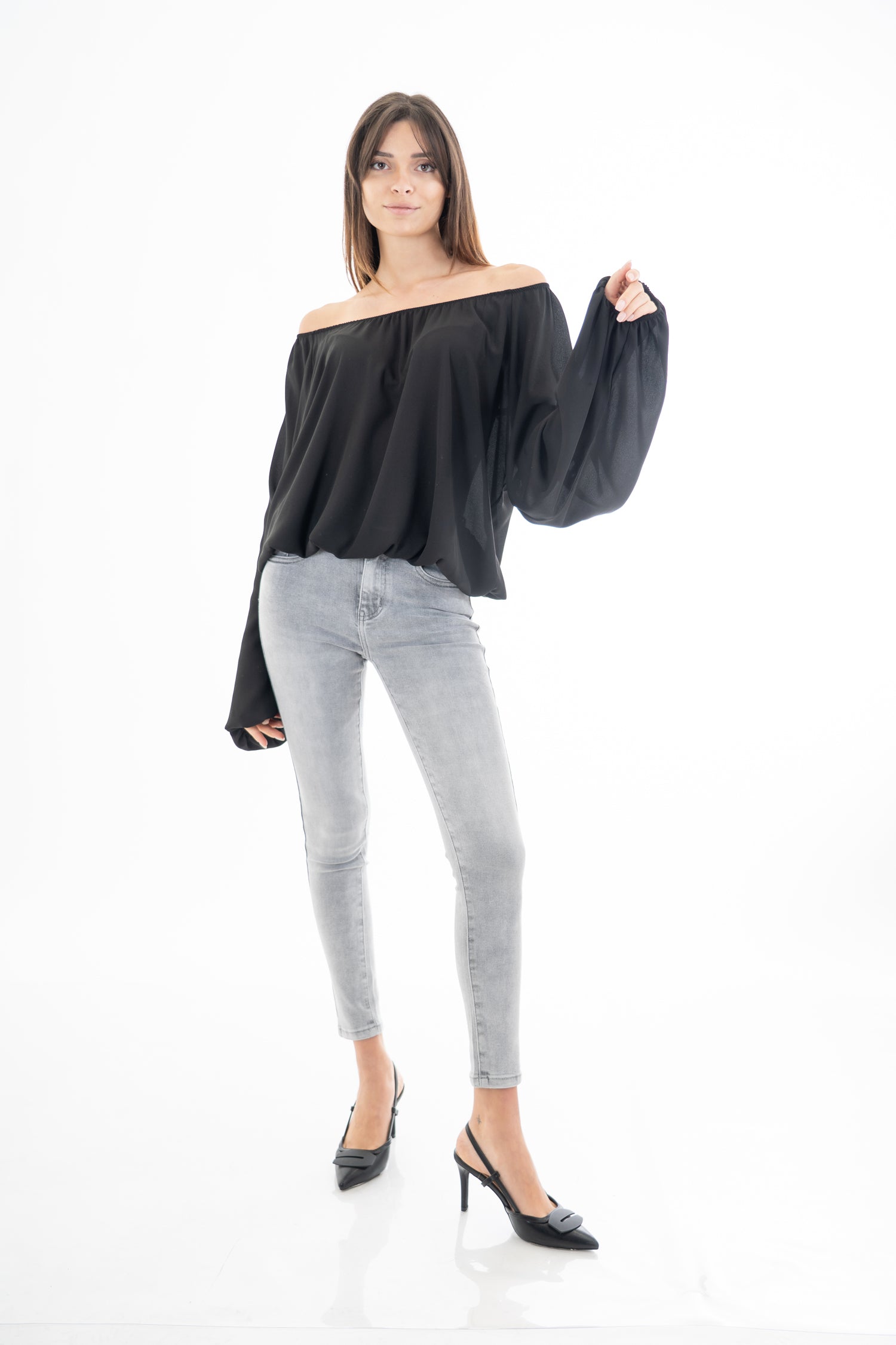 modella indossando Jeans slim fit grigio chiaro lavaggio used in denim cotone e lyocell colore