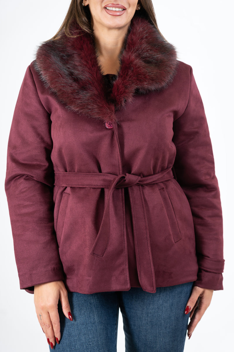 modella indossando Giacca ecocamoscio corta con collo in eco-pelliccia - Bordeaux colore