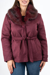 modella indossando Giacca ecocamoscio corta con collo in eco-pelliccia - Bordeaux colore