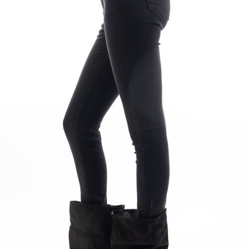 modella indossando Jeans skinny a vita media in denim elasticizzato nero colore Nero