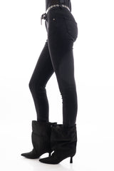 modella indossando Jeans skinny a vita media in denim elasticizzato nero colore Nero