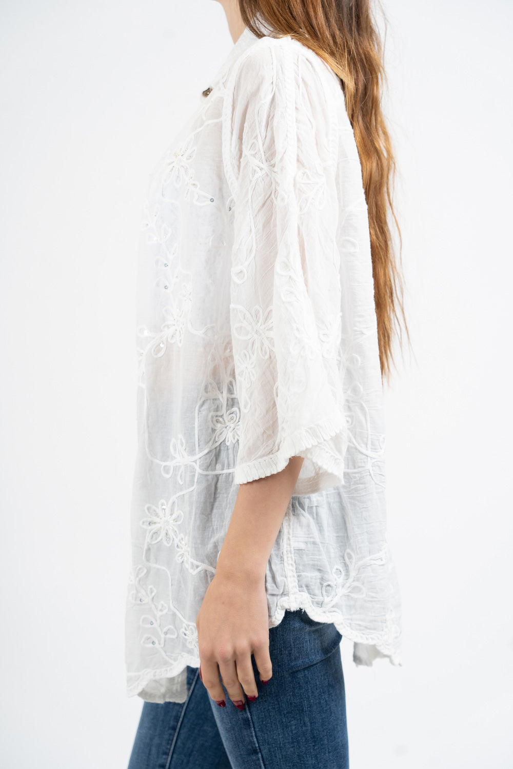 Camicia ricamata in cotone con manica a campana e dettagli crochet.