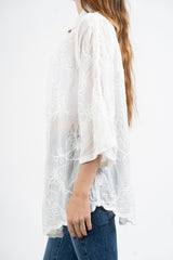 Camicia ricamata in cotone con manica a campana e dettagli crochet.
