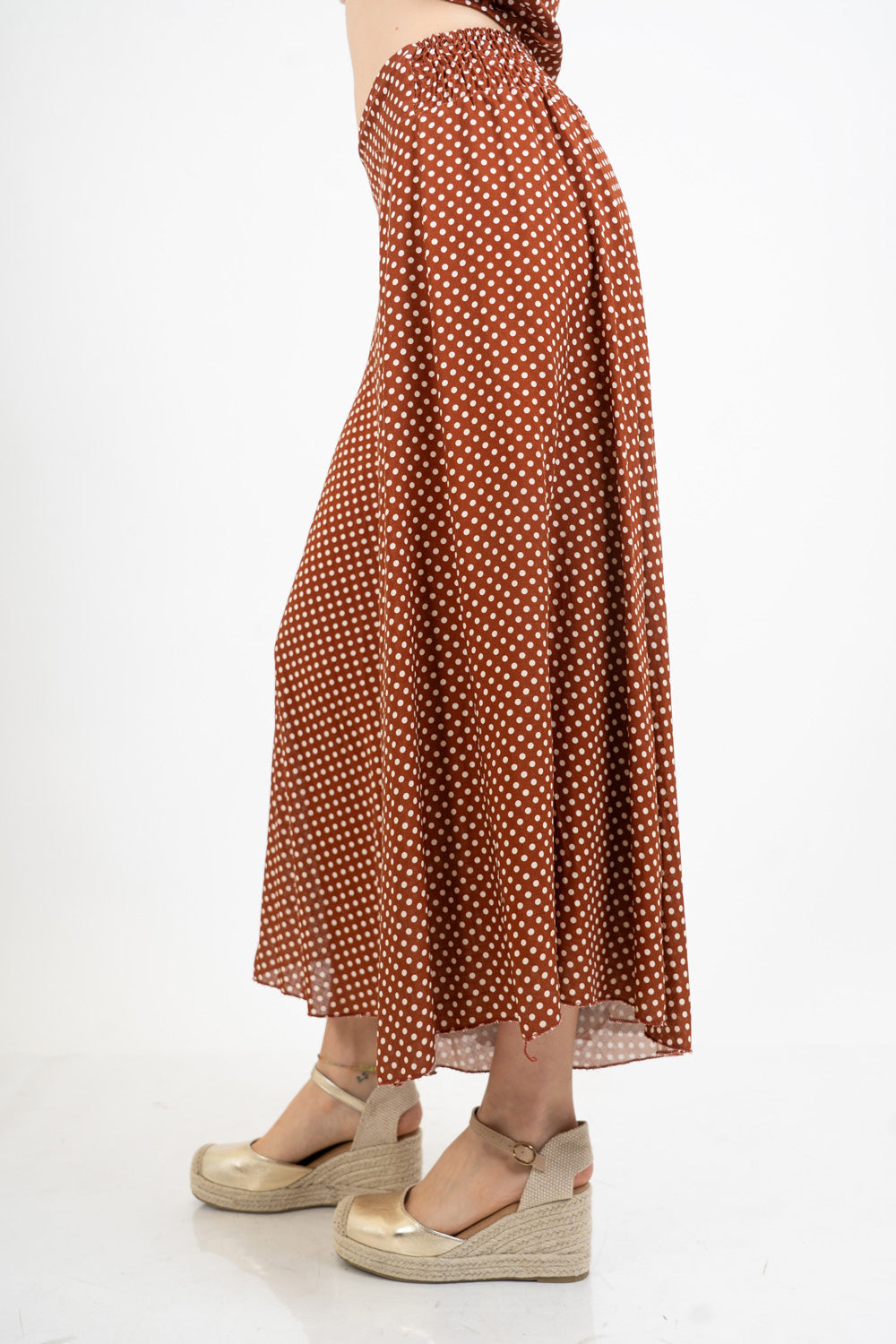Pantagonna ampia in viscosa a pois con vita alta e retro elasticizzato.