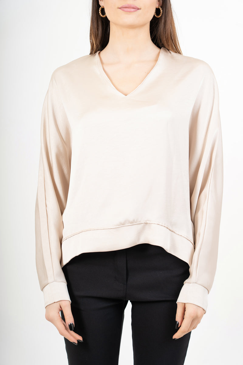 modella indossando Blusa ampia in raso cangiante con scollo a V e maniche a pipistrello colore Fango Unica