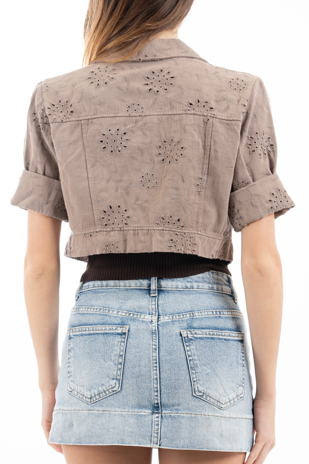modella indossando Giacca crop in cotone stile denim con ricamo traforato e bottoni metallici colore