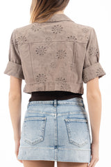 modella indossando Giacca crop in cotone stile denim con ricamo traforato e bottoni metallici colore