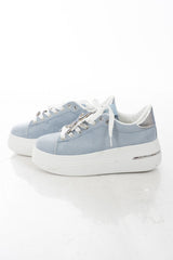 modella indossando Sneakers platform con charm gioiello luminoso e suola alta Blu Jeans colore