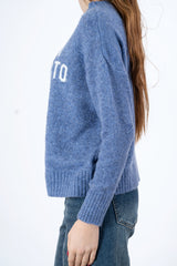 modella indossando Maglione girocollo con scritta “Non vi sopporto più!” in misto lana Made in Italy colore