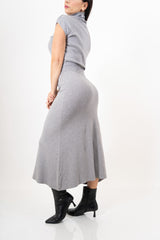 modella indossando Completo in maglia fine con dolcevita e gonna longuette in viscosa colore