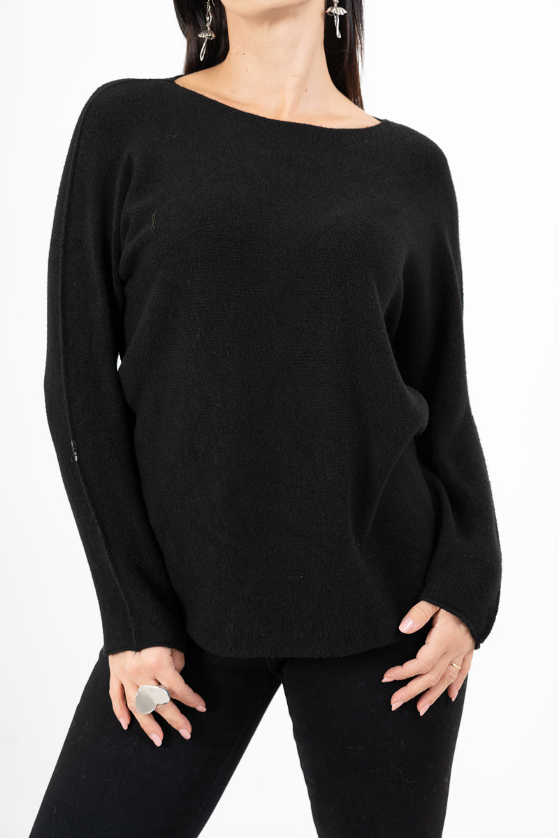 modella indossando Maglia over collo a barchetta con orlo stondato in viscosa colore Nero Unica