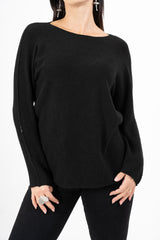 modella indossando Maglia over collo a barchetta con orlo stondato in viscosa colore Nero Unica