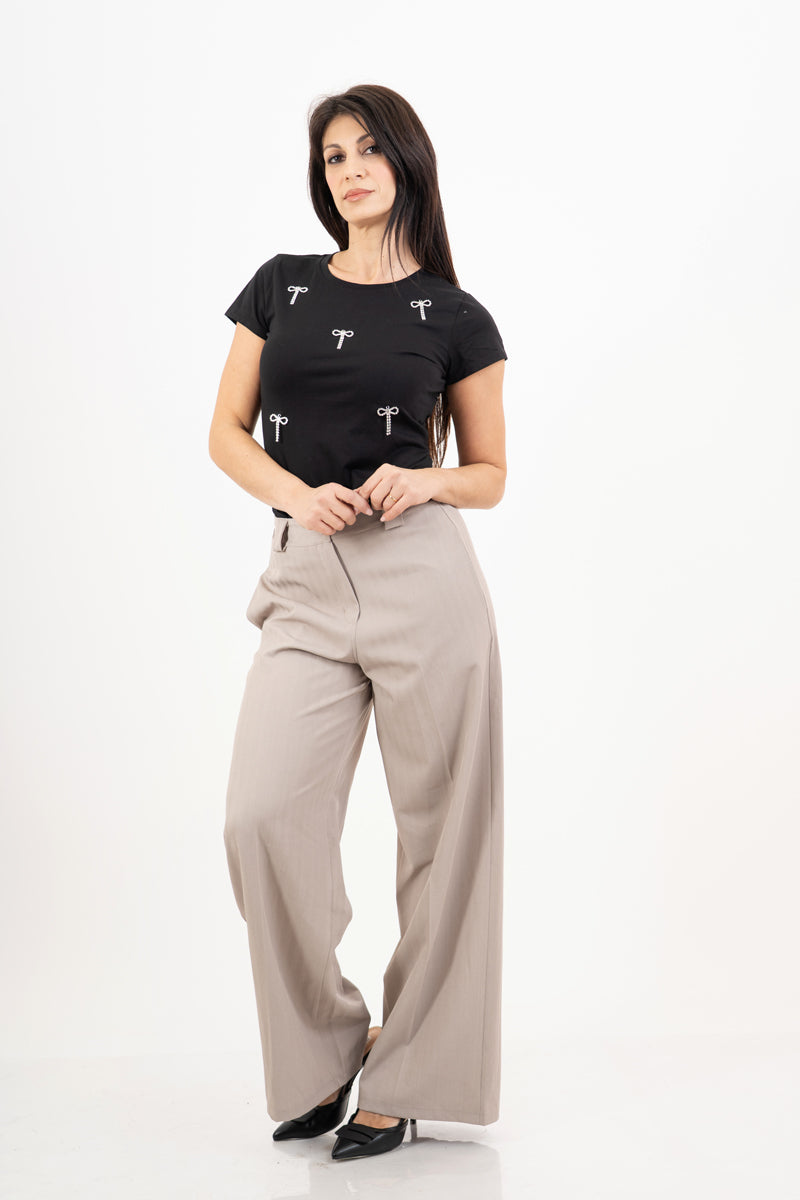 modella indossando T-shirt in cotone elasticizzato con applicazioni gioiello fiocco colore