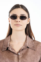 modella indossando Occhiali da sole senza montatura con struttura in metallo UV400 colore Nero-Oro