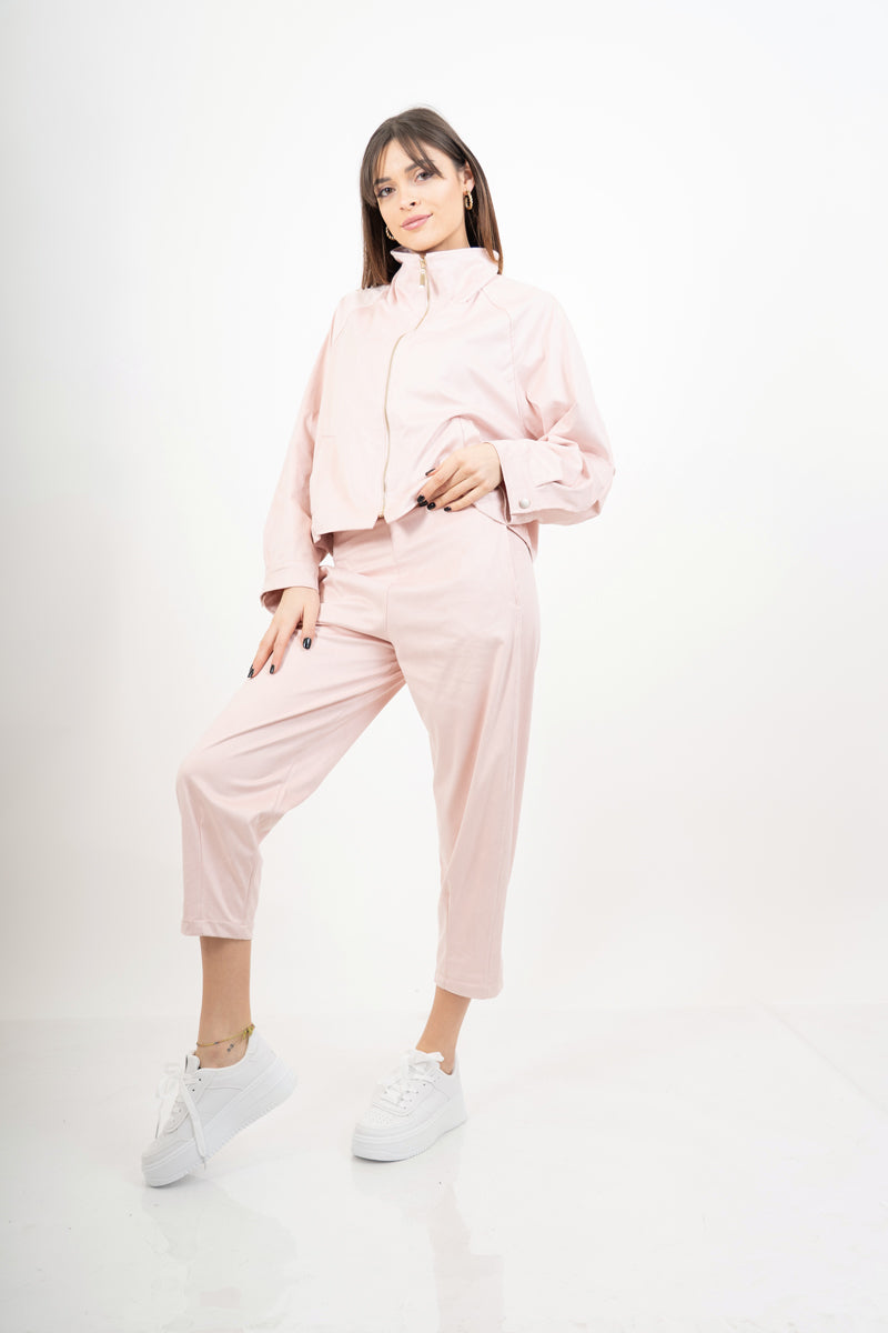 modella indossando Pantalone cropped in tessuto effetto dainetto elasticizzato colore