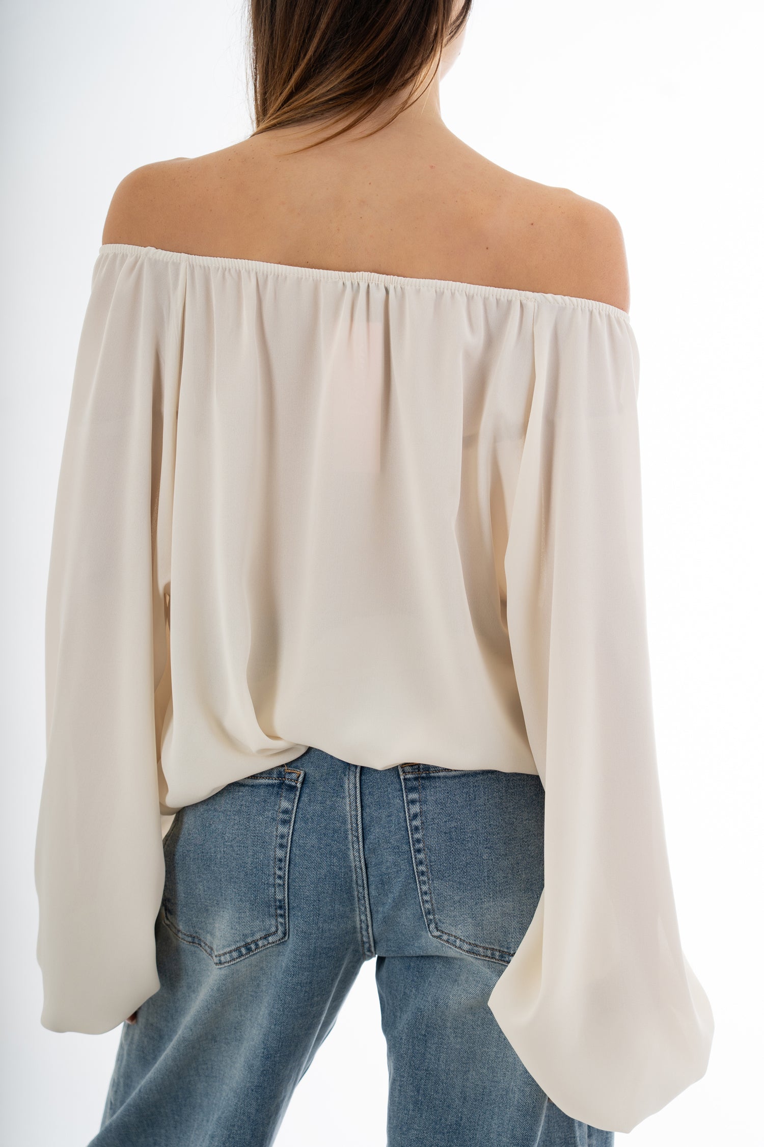 modella indossando Blusa in georgette velata con scollo elasticizzato e manica ampia sblusata colore