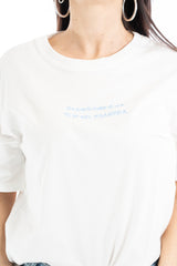 modella indossando T-shirt scritta “Se parli male di me ti prego esagera” colore