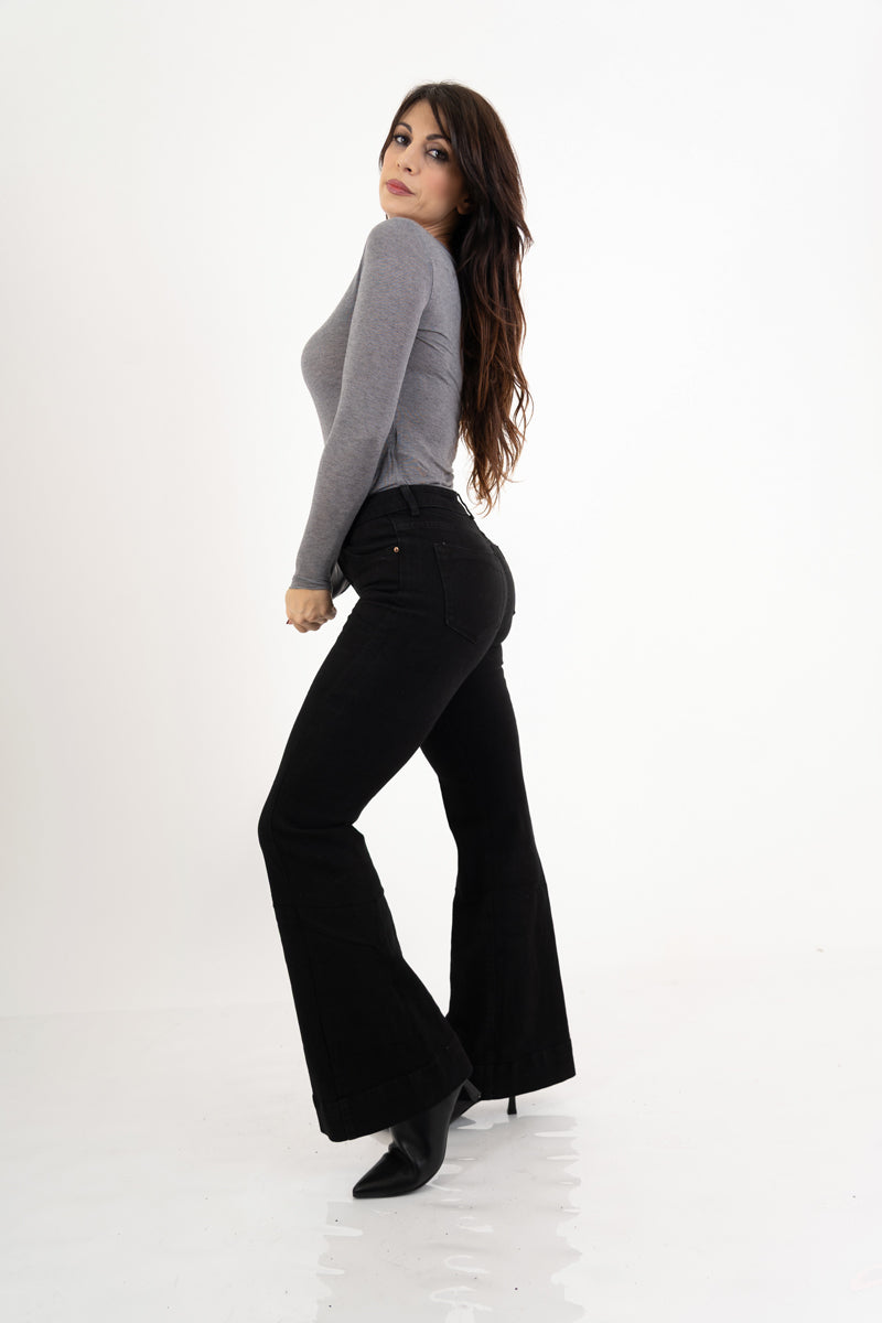 modella indossando Maglia SoftCash in misto viscosa e cashmere colore