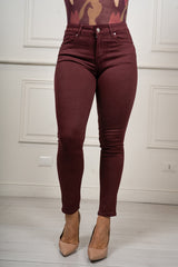 modella indossando Jeans skinny Bellamy push-up colore