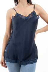 modella indossando Top satinato con pizzo e spalline sottili effetto lingerie colore Blu Unica