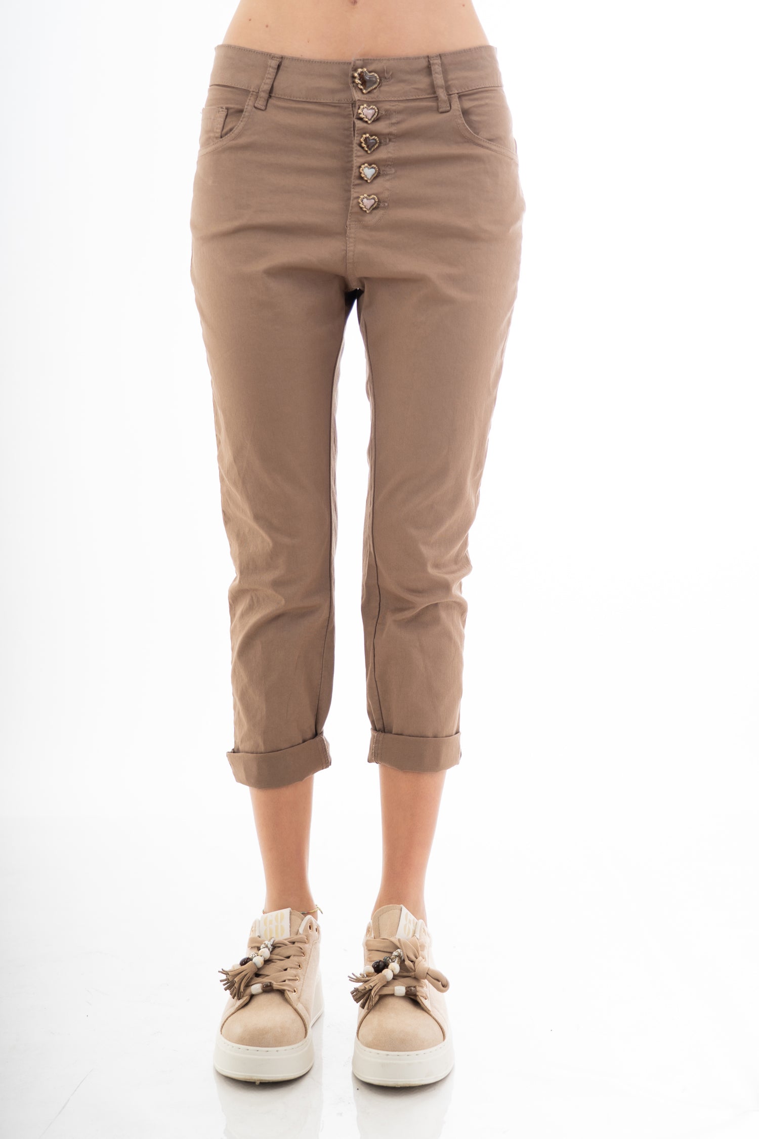 Pantalone modello chinos in cotone elasticizzato colore cuoio con bottoni gioiello a cuore