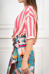 modella indossando Camicia in Cotone Leggero a Righe Bicolore Made in Italy colore
