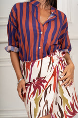 modella indossando Camicia in Cotone Leggero a Righe Bicolore Made in Italy colore
