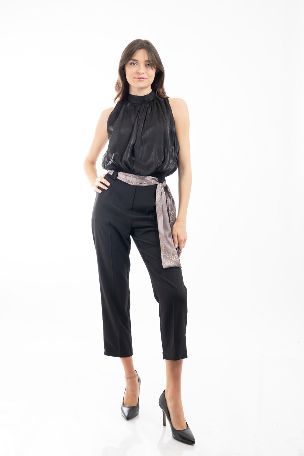 modella indossando Body smanicato effetto sblusato con collo alto e fusciacca colore